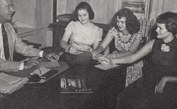 Image of female Emory students